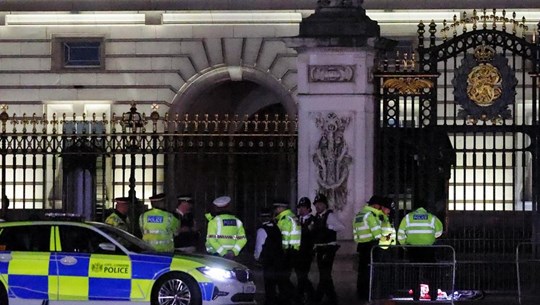 Cảnh sát Anh bắt giữ đối tượng mang hung khí vào Cung điện Buckingham